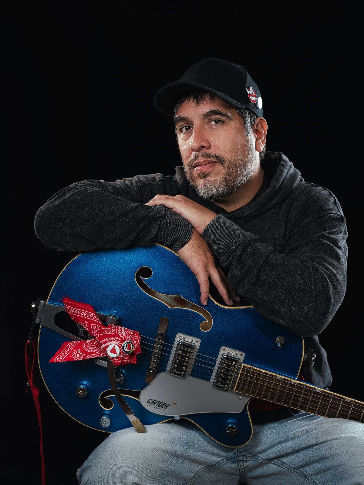 Charly DZP con su guitarra Gretsch azul